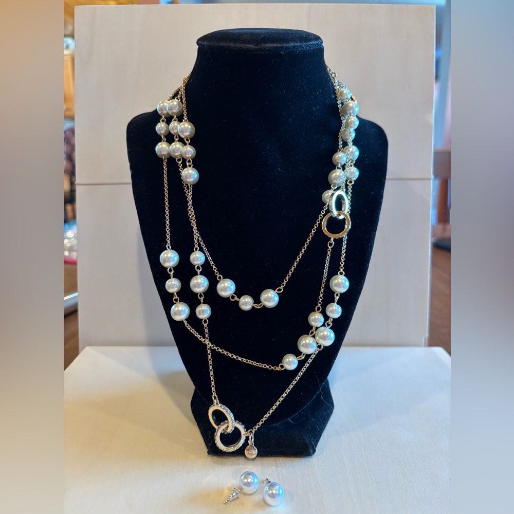 1946 necklace gold toned chain, glass pearl beads and rhinestones. 62 inches